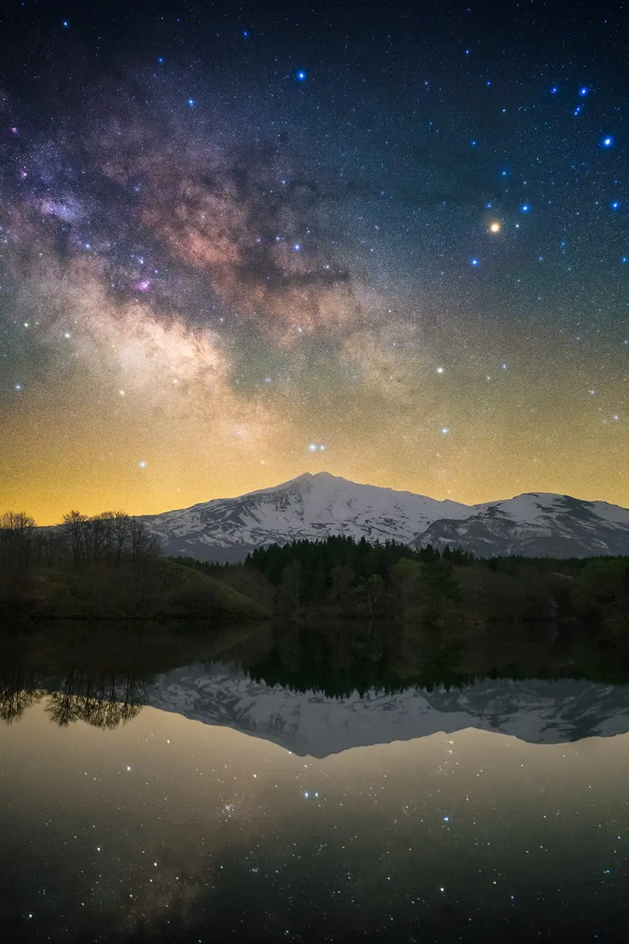 鳥海山と秋田の星空 【星降る夜の物語】は秋田県の星空・天体観測スポット「鳥海高原」で体感するプレミアム体験ナイトツアーです。星の案内人の解説で観る星空、雄大な鳥海山、日本海に沈む夕日、地元食材のフルコースを一度にご体感ください。