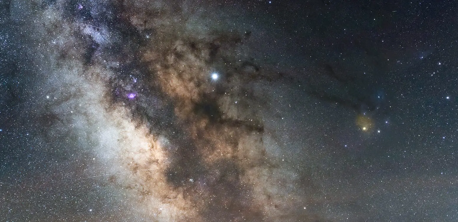 星の案内人による星のお話を聴き寝ながら見上げるパノラマの星空